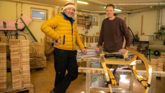 v li Max Schmidt und Rodelbauer Marcus Grausam in der Werkstatt